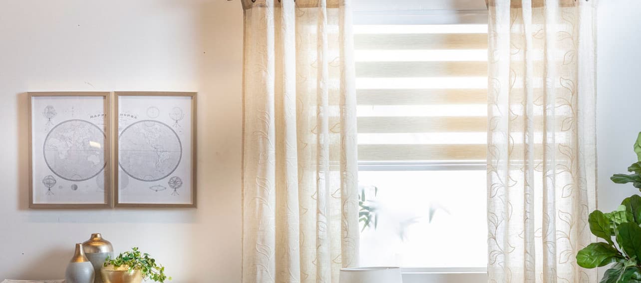 Cómo combinar cortinas roller con cortinas de tela