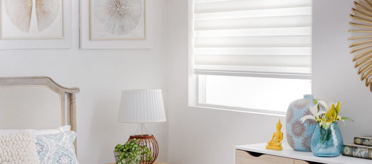 Cómo combinar el color de pisos, muebles y cortinas con paredes blancas