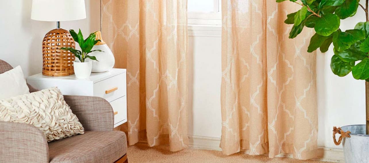 8 ideas de cortinas de tela y roller para espacios pequeños