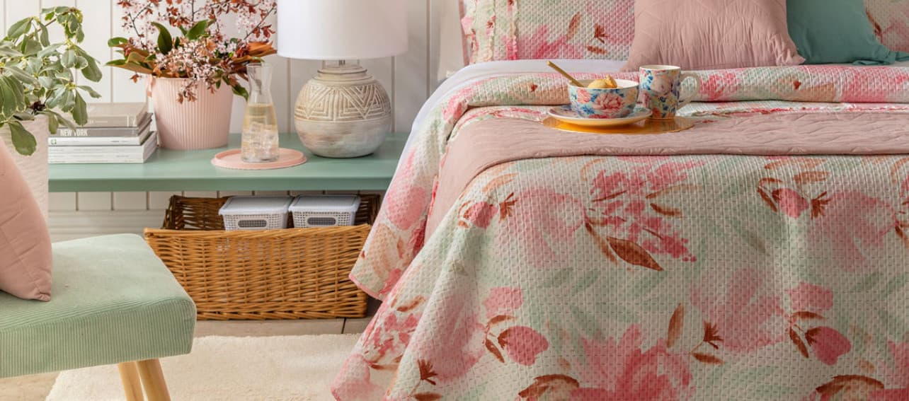 ¡Mezcla y combina! Mira estas 10 duplas de cubrecama + poltrona