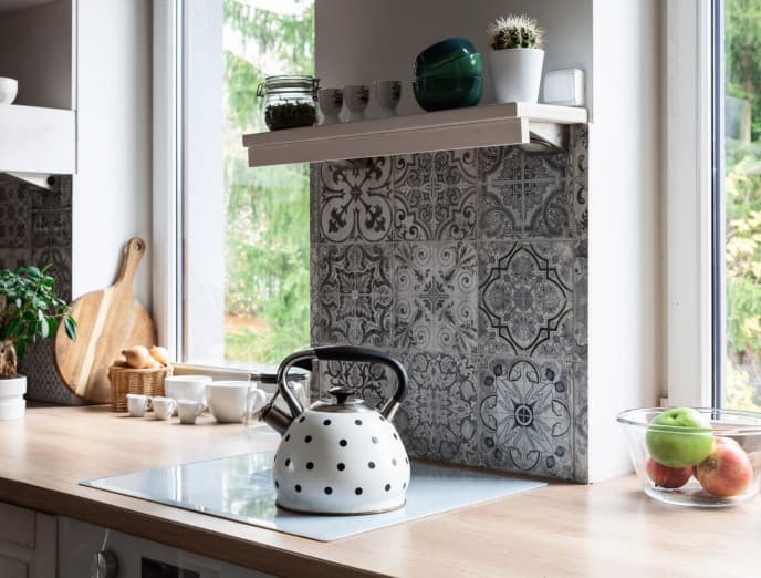 Decora tu cocina con pintura, papel mural y azulejos adhesivos