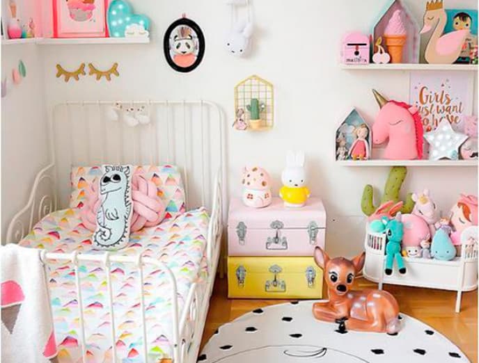Cómo decorar un estante para la pieza de los niños