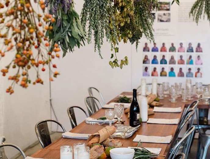 Buenas ideas para decorar la mesa con ramas, hojas y frutas